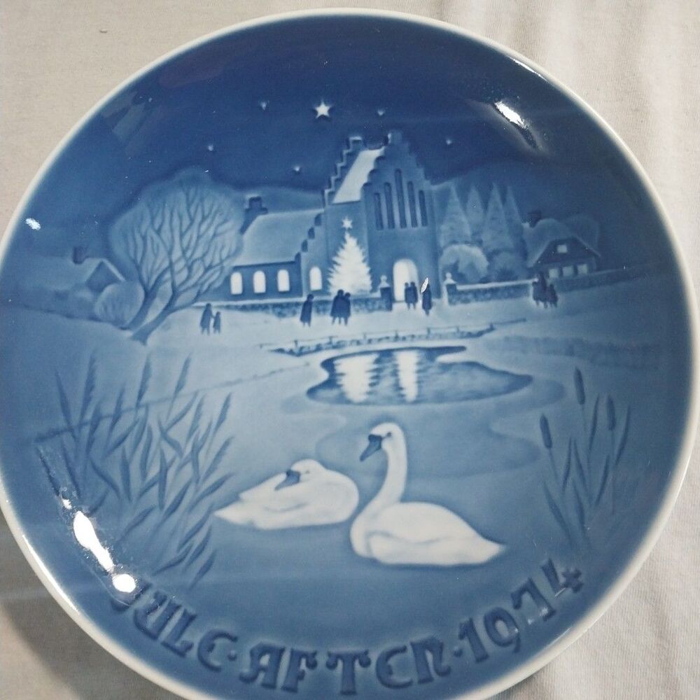 Bing & Grondahl 1974 CHRISTMAS IN THE VILLAGE Swans